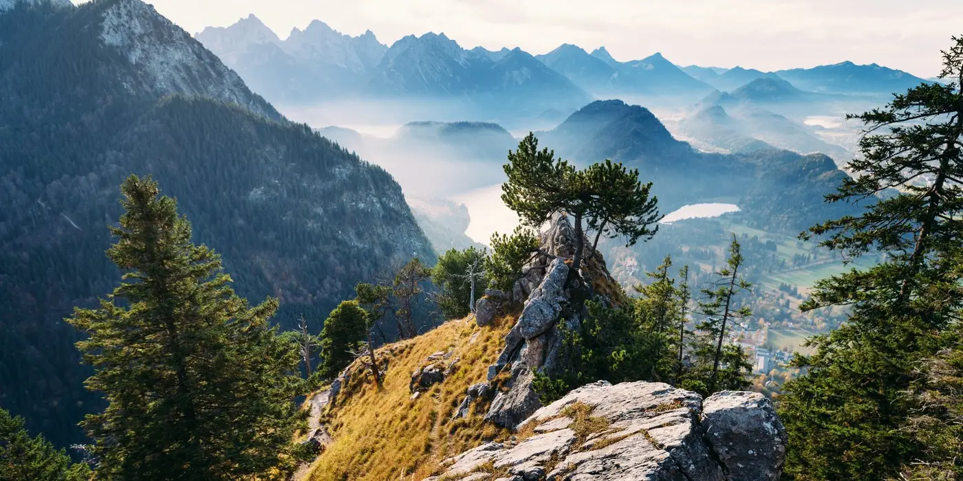 Berglandschaft mit Felsen und Seeblick