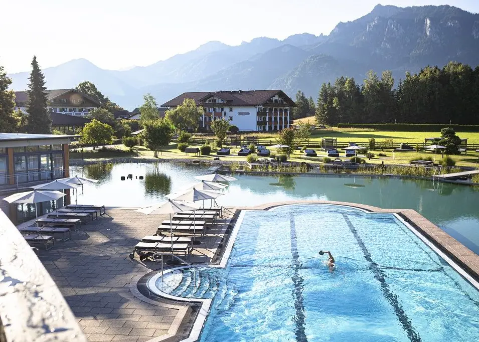 Schwimmbad Schwimmbad mit Bergblick