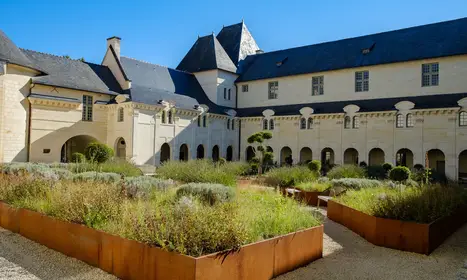 Klosterhof Klosterhof mit Pflanzenbeeten