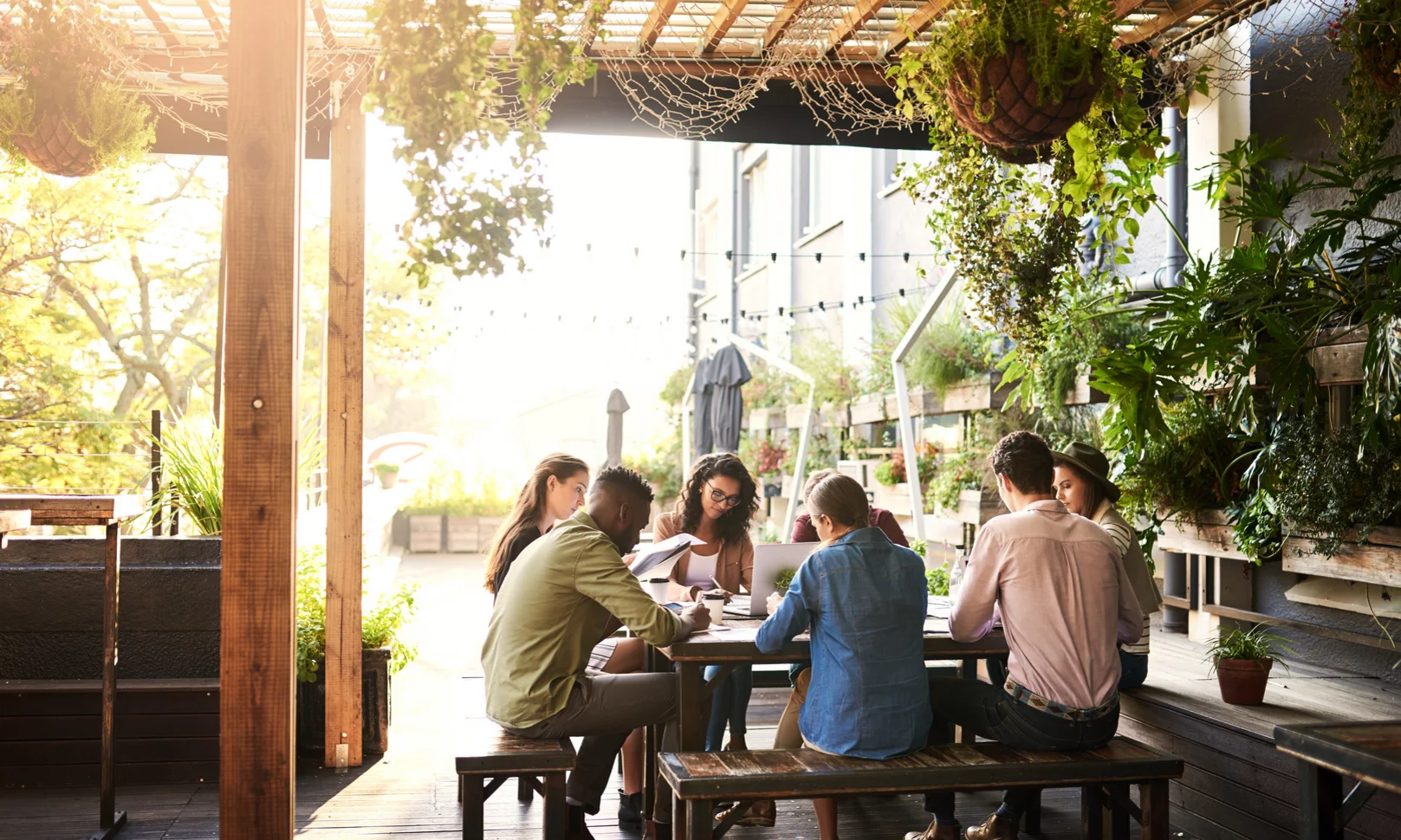 Tagungsgespräch auf dem Land am Tisch