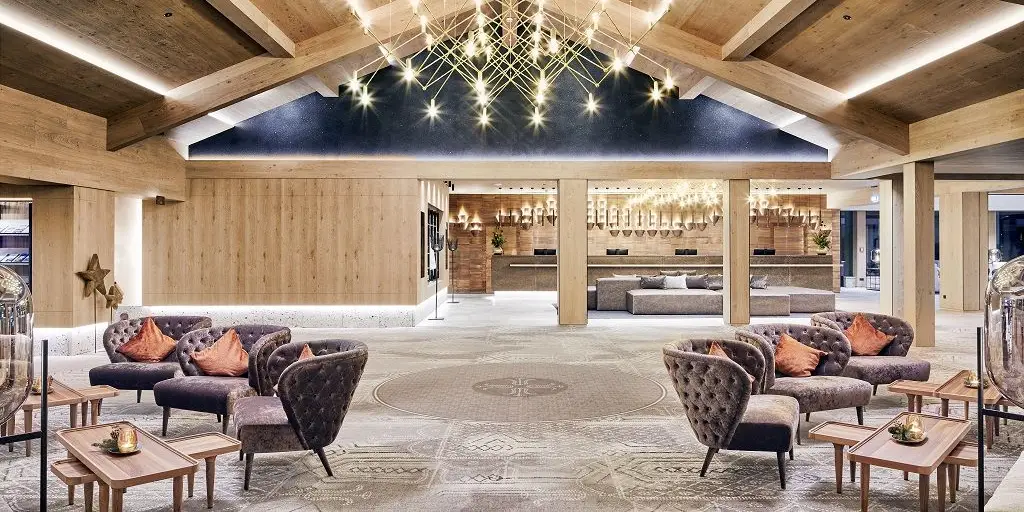 Lobby Moderne Lobby mit Holzdecke und Sofas