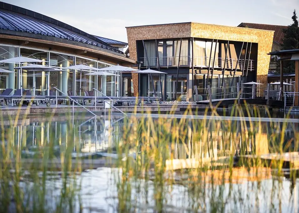 Wellnessbereich Moderne Architektur am Wasser