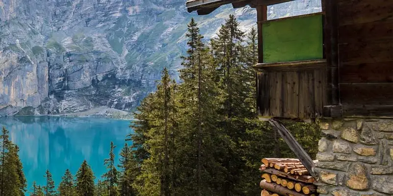 Panoramaansicht eines türkisen Bergsees und Klippen