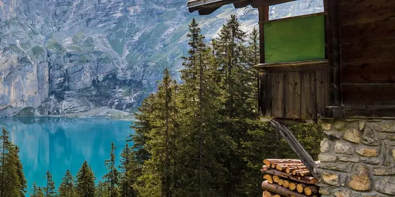 Panoramaansicht eines türkisen Bergsees und Klippen