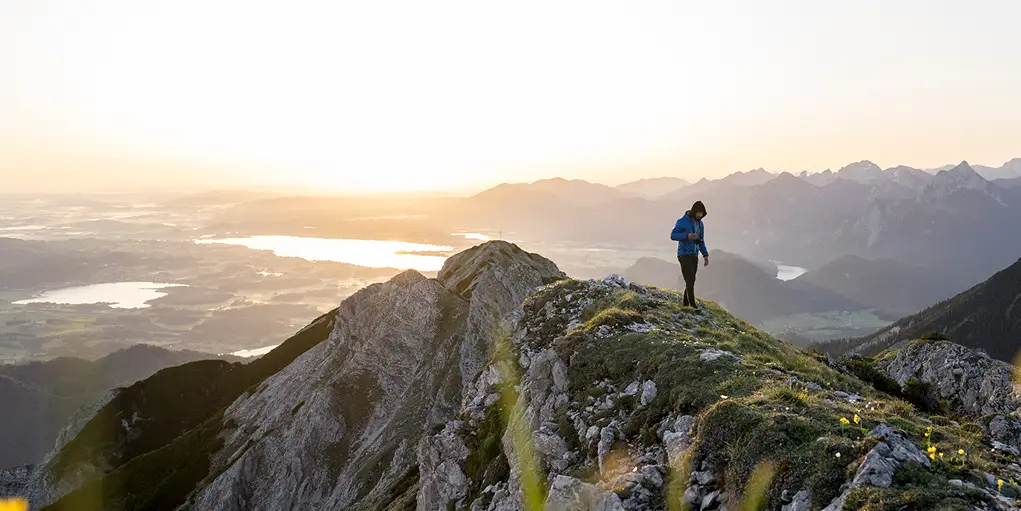 Wanderin auf einem Berggipfel
