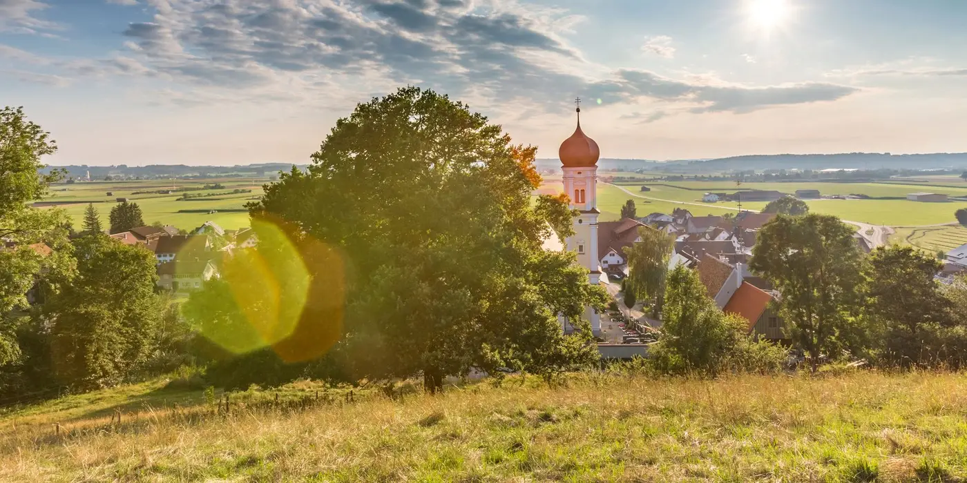 Landschaft bei Mindelheim im Unterallgäu mit Kirche, Wiesen und weiter Aussicht